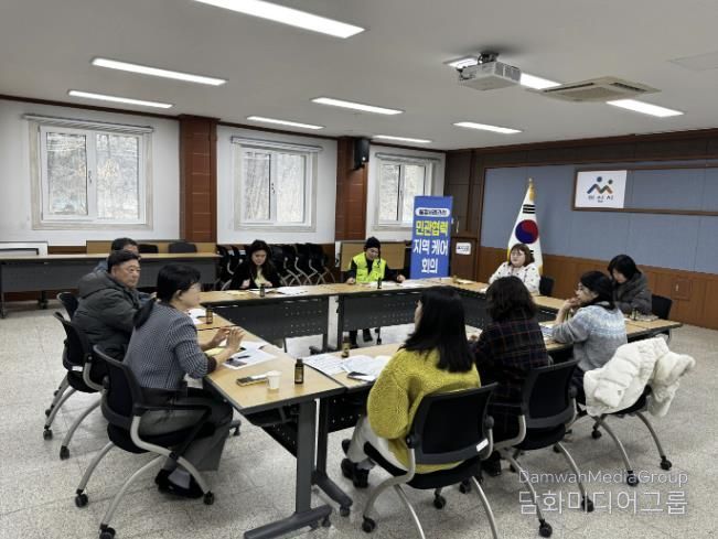 아산시 도고면 2026년 제1차 지역케어회의 참석자들이 회의를 진행하고 있다