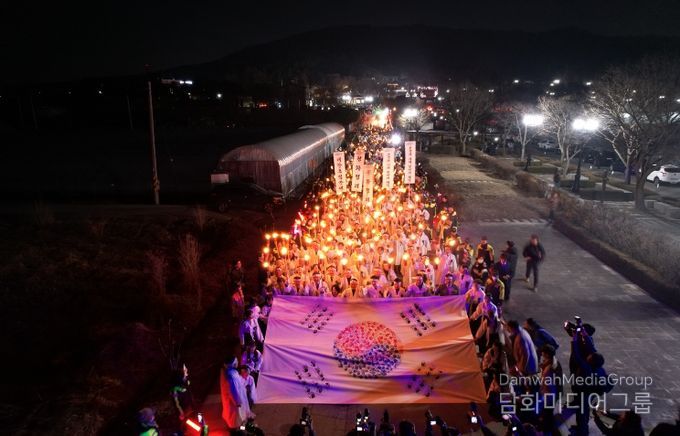 1. 지난해 열린 106주년 아우내봉화제에서 시민들이 횃불행진을 하고 있다.