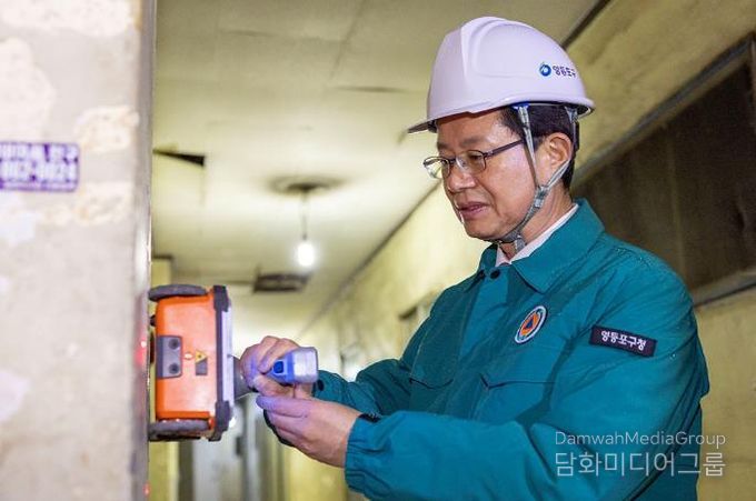 현장 안전 점검을 실시하고 있는 최호권 영등포구청장