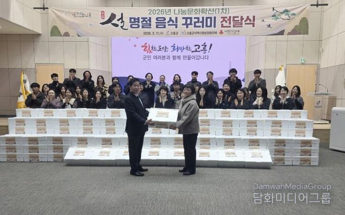 고흥군 지역사회보장협의체, 명절 음식 꾸러미 나누기로 지역돌봄 강화 (2) - 앞 왼쪽부터 공영민 고흥군수, 한복자 지역사회보장협의체 민간위원장.