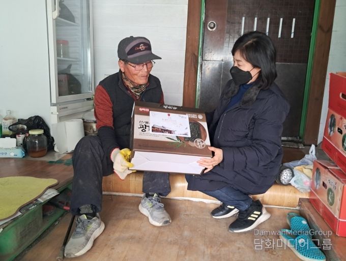 밀양시는 설 명절을 앞두고 관내 취약계층 가구를 방문해 안부를 확인하고 위문품을 전달하고 있다.