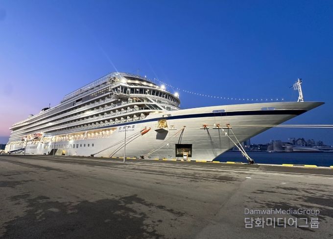 여수시가 지난 11일 여수항에 올해 첫 국제크루즈 ‘자오샹이둔호’가 입항했다.