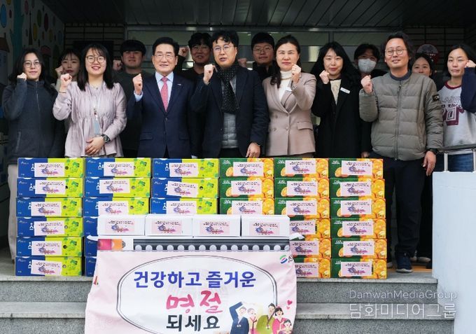 영천시가 12일 사회복지시설 이용자들을 위한 위문품을 전달하고, 관계자들과 기념촬영을 하고 있다.