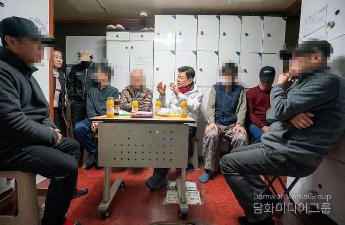 고시원 1인가구들과 대화를 하고 있는 이필형 동대문구청장