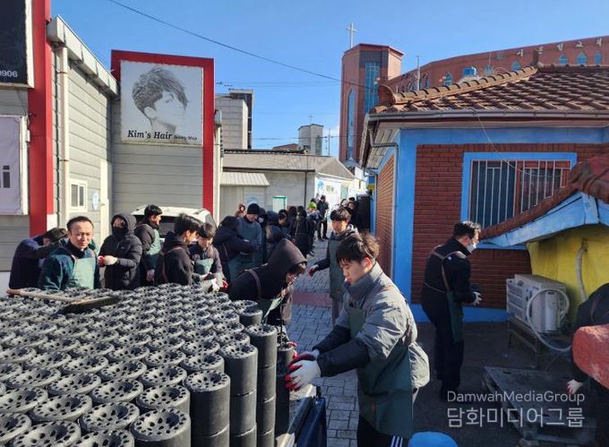 평택시 '팽성읍 시온성교회' 연탄 800장 나눔봉사 실시