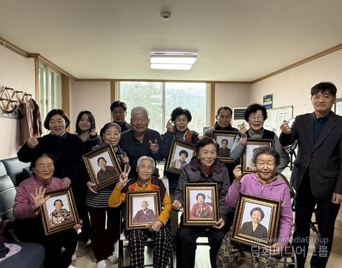 연천군 학교 밖 청소년 지원센터, 어르신 위한 ‘장수사진 전달식’ 개최