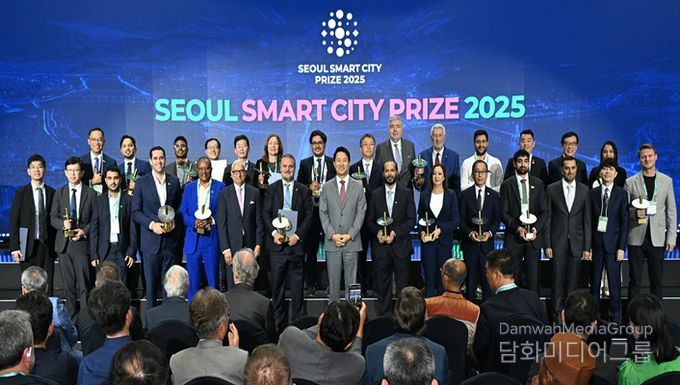2025년 9월 30일 ‘서울 스마트도시 상’ 시상식에서 수상자들이 기념촬영을 하고 있다.