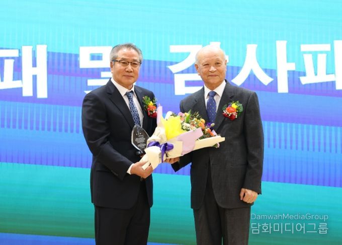 지난 12일 광명시청 대회의실에서 '광명시 보훈단체협의회 회장 이·취임식'을 진행하고 김득철 전임 회장(사진 왼쪽)과 김충환 신임 회장(사진 오른쪽)이 기념사진을 촬영하고 있다.