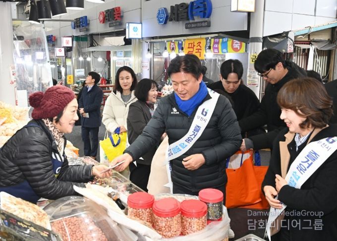 부천시는 설 명절을 맞아 관내 전통시장을 방문했다.