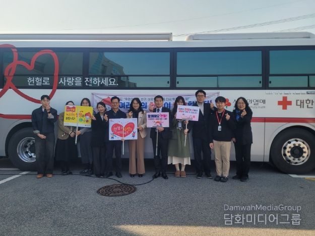 강북교육지원청 직원들이 13일 청사내에서 헌혈 봉사활동을 하고 기념사진을 찍고있다.