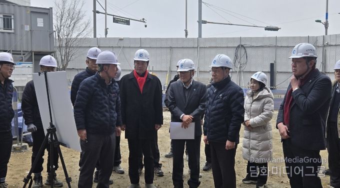 인천시의회 신충식 의원이 13일 유정복 인천시장과 함께 ‘검단근로자복합문화센터’ 공사 현장에서 공사 진행 상황을 듣고 있다.