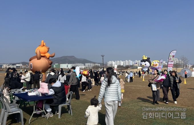 설렘 가득한 설 연휴, 오천그린광장은 벌써 ‘봄’... 인파로 북적