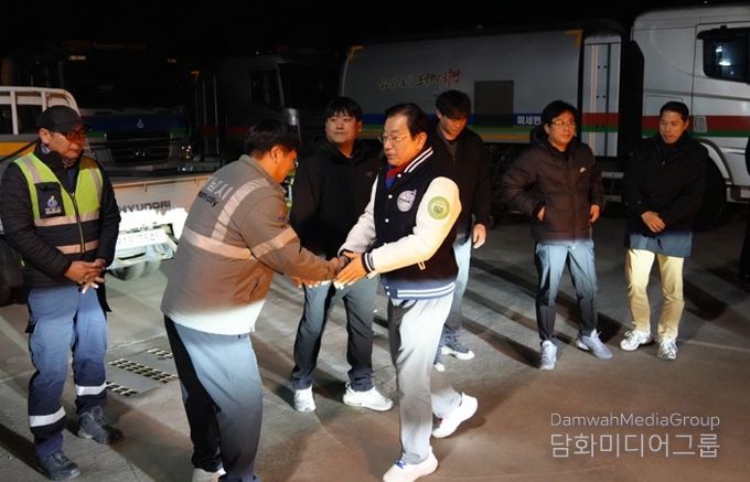 16일 새벽 생활폐기물 적환장을 찾은 이현재 하남시장이 직원들을 격려하고 있다.