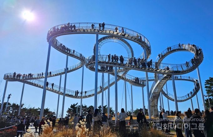 설 연휴 포항의 스페이스워크를 찾은 관광객