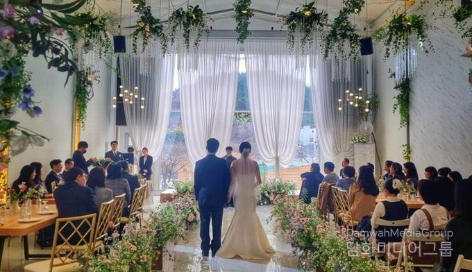 ‘작지만 특별한 결혼식’ 지원사업을 통해 결혼하는 신혼부부 모습.
