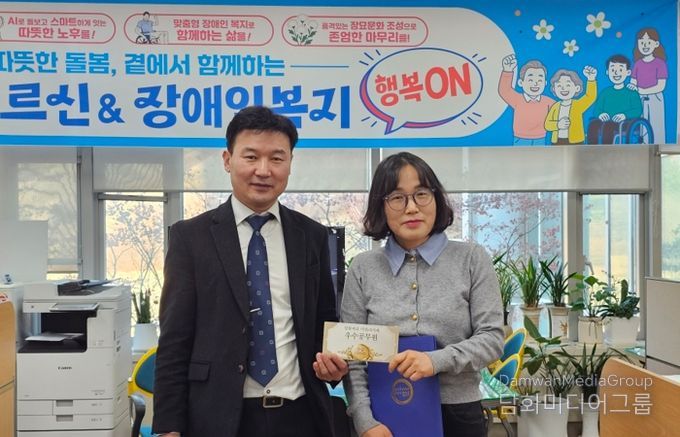 지난 12일, 김신 복지국장이 1월 민원처리 단축 마일리지제 우수공무원으로 선정된 조경숙 주무관에게 시상하고 있다.