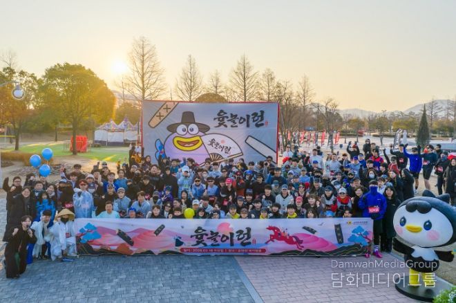 설 연휴 마지막 날인 18일 순천만국가정원에서 열린 ‘윷놀이런’ 행사 참가자들이 기념촬영을 하고 있다