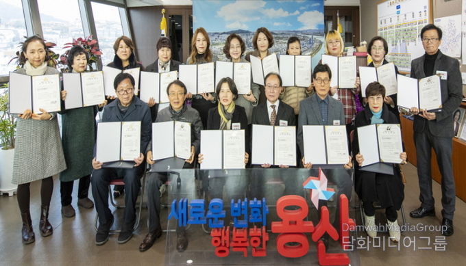 12일 박희영 용산구청장(두 번째 줄 가운데)이 주민과 함께 ’쓰레기 분리배출 실천서약 챌린지‘에 참여하고 있다.