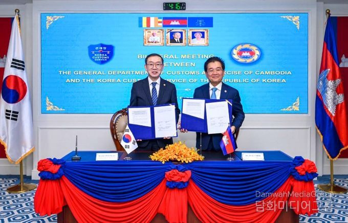 이명구 관세청장(왼쪽)과 쿤 념(Kun Nhem) 캄보디아 관세총국장이 12일(현지시각) 프놈펜에서 '제3차 한-캄보디아 관세청장 회의'를 개최한 뒤 기념 촬영하고 있다.