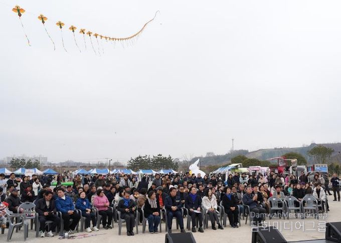 지난 14일부터 이틀간 영산강정원 일원에서 열린 ‘2026 설맞이 연날리기 축제’에 총 5천여 명이 방문했다.(사진 제공-나주시)
