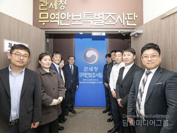 이명구 관세청장(왼쪽에서 다섯 번째)이 19일 관세청에 신설된 무역안보조사팀 사무실 앞에서 직원들과 기념 촬영하고 있다