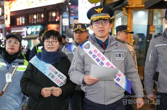 지난 12일, 수유3동 일대 야간 도시안전 합동순찰에 나선 이순희 강북구청장(왼쪽에서 두 번째)과 김태현 강북경찰서장