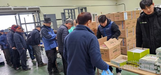 1. 지난해 천안시농업기술센터가 과수화상병 예방 공동방제용 약제를 무상배부하고 있는 모습.