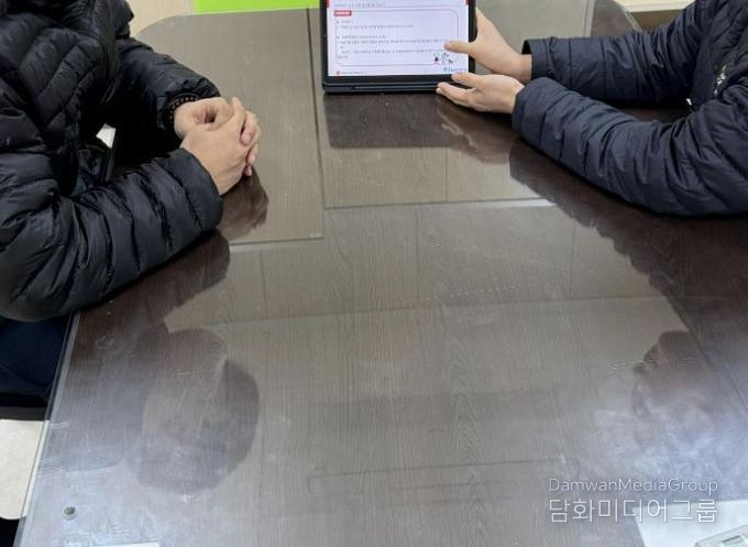 학대행위자가 아동보호전문기관에서 교육받고 있다.