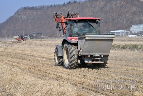 군위군, 2026년 토양개량제 규산질비료 공동살포 실시