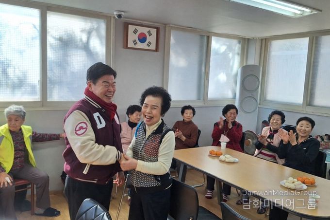 설 앞두고 140곳 경로당 ‘한 달 발품’…이필형 동대문구청장, ‘모락모락’ 밥상까지 챙겼다