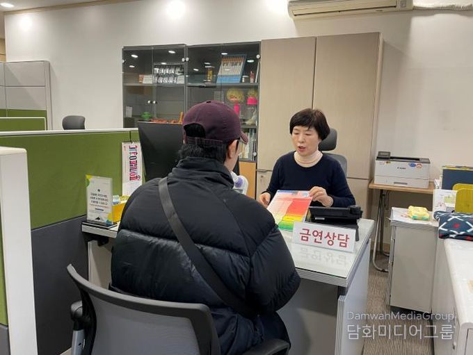 성동구보건소 금연클리닉에서 전문 금연상담사와 상담을 진행하고 있는 모습