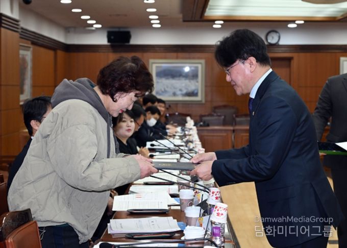 이정곤 밀양시 부시장이 인구정책위원회 위원에게 위촉장을 수여하고 있다.