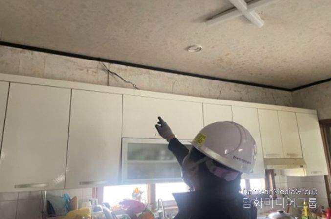 노후주택의 전기시설을 점검하는 모습