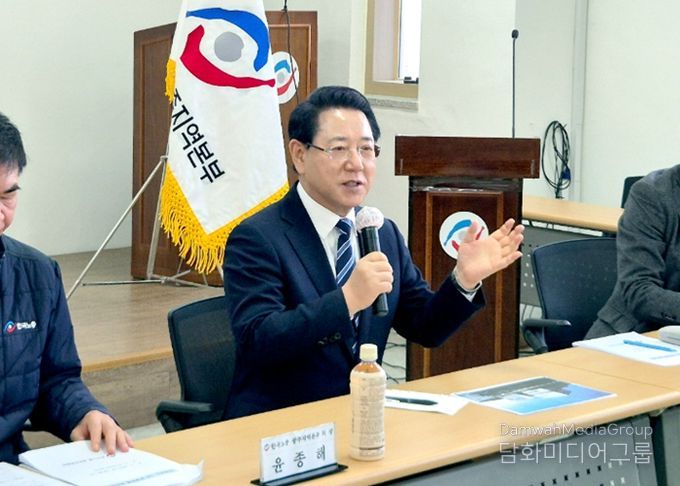 김영록 전라남도지사가 23일 한국노총 광주지역본부에서 전남·광주 행정통합과 관련, 현장 목소리를 반영해 특정 지역이나 단체, 일개인에게까지도 손해나 피해를 주지 않도록 지혜를 모으겠다는 의지를 밝히고 있다.