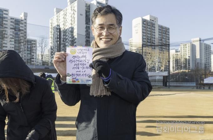 지난해 양천구, 정월대보름 민속축제에서 소원지를 작성한 이기재 양천구청장