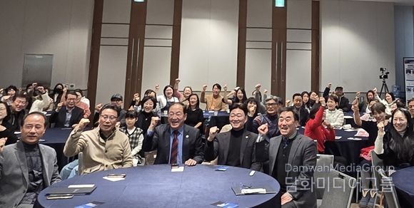 강원도립대학교 RISE사업단이 ‘지역위기대응 공동연구소(G-Lab) 1차년도 성과공유회’를 개최하고 기념촬영을 하고 있다.