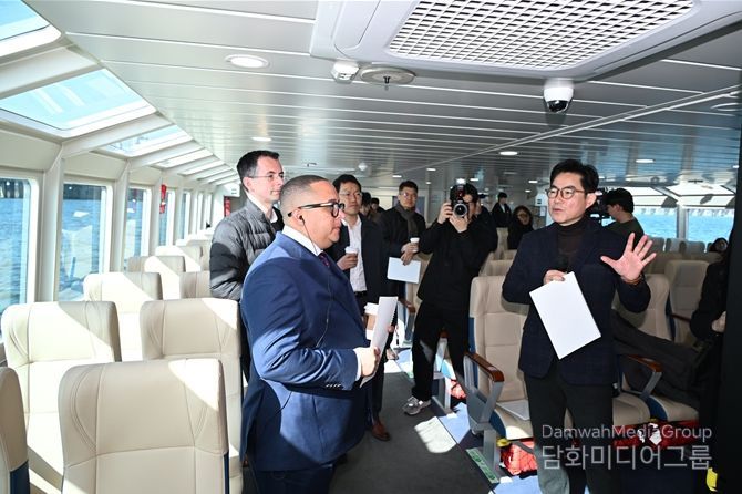 23일 데이비드 파나이오투(런던리버서비스 헤드), 조나단 피게로아(뉴욕페리 수석부사장)가 한강버스에 탑승하여 현장을 직접 답사하고 있다.