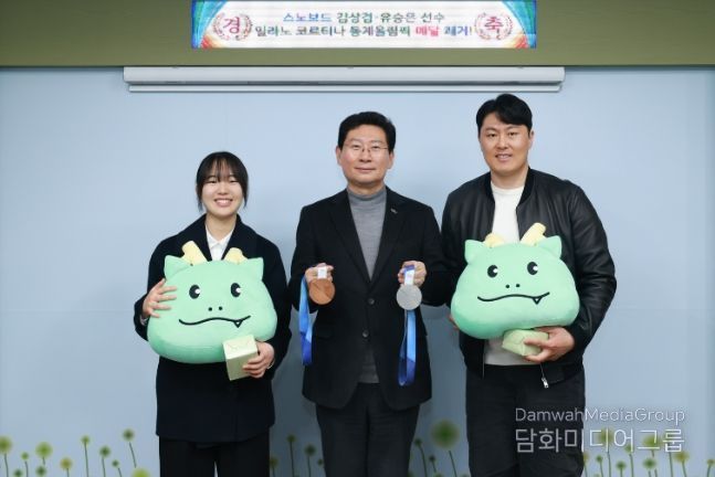 이상일 시장과 동계올림픽 메달리스트인 김상겸, 유승은 선수가 24일 시장실에서 기념사진 촬영을 하고 있다.