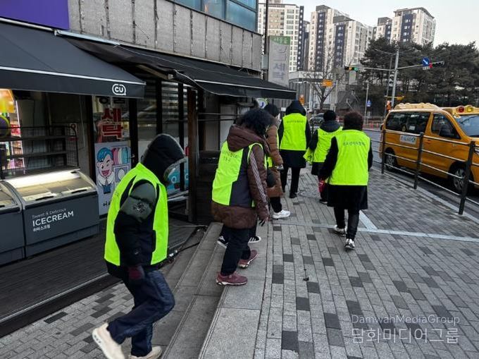 금호4가동 청소년지도협의회에서 청소년 보호 캠페인 전개하는 모습