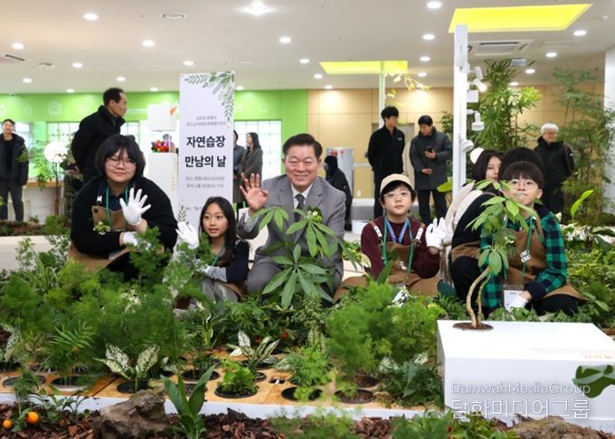 박승원 광명시장이 25일 광명시청소년수련관 1층에서 열린 청소년 인생정원 '자연습장' 개소식에 참석해 청소년들과 기념사진을 촬영하고 있다.