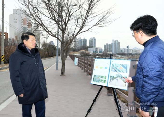 왕숙천 제방 내 관망 산책로 운영 현황에 대해 보고받는 백경현 구리시장
