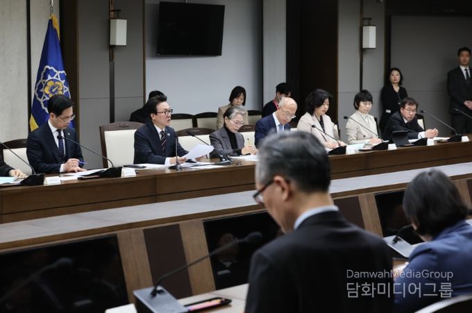 김민석 국무총리가 25일 세종 다솜로 정부세종청사에서 열린 세종특별자치시지원위원회의를 주재하고 있다.