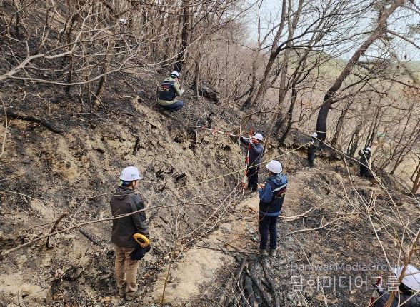 산림청은 경상남도 함양군과 밀양시의 산불 피해지역에 대해 2차 피해 예방을 위한 긴급진단을 하고있다