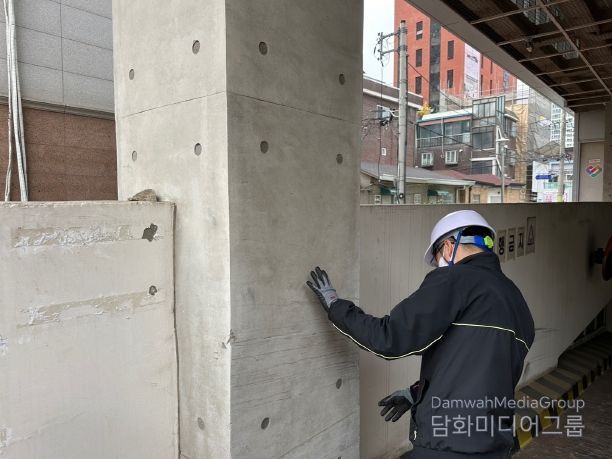 해빙기 대비 취약 시설물에 대한 안전 점검을 실시하는 모습