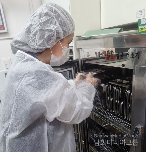 식중독 예방을 위해 식기 살균 건조기를 점검하고 있다.