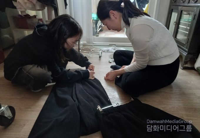 정리수납 전문가의 ‘물품 정리 방법’ 개인별 지도 장면