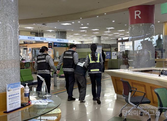 26일 시청 종합민원실에서 광명경찰서와 합동으로 모의훈련을 실시하고 있다.