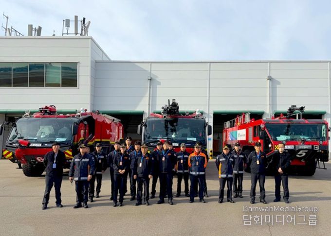 26일 진행된 인천국제공항공사와 영종소방서의 공항 위기상황 대응 합동 관숙훈련에서 훈련 참여자들이 훈련 종료 후 기념촬영을 하고 있다.