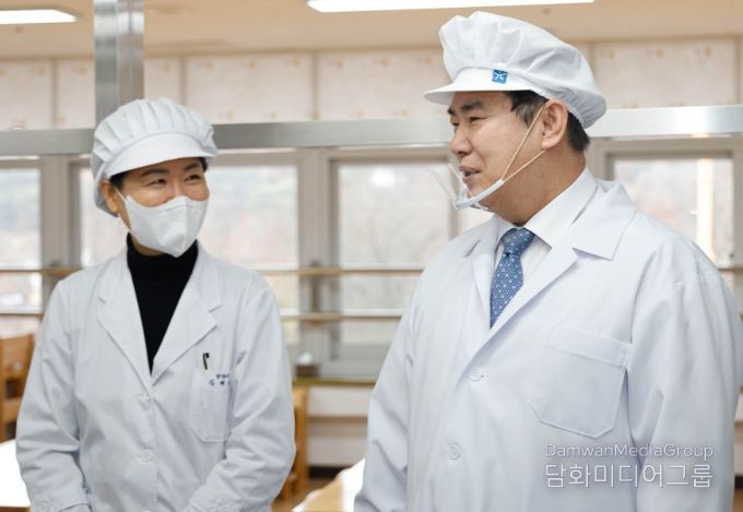 이정선 광주시교육감이 25일 진남유치원에서 신학기 대비 학교급식 특별점검을 하고 있다