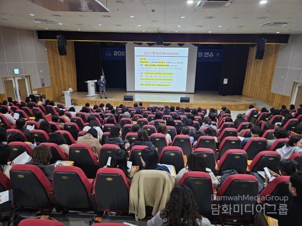 울산 지역 학교급식 업무담당자들이 26일 울산과학관 빅뱅홀에서 연수를 듣고있다.